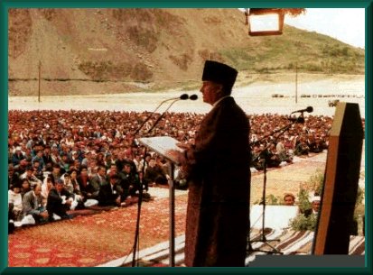 His Highness the Aga Khan in full Imamat Regalia addressing 60,000 followers